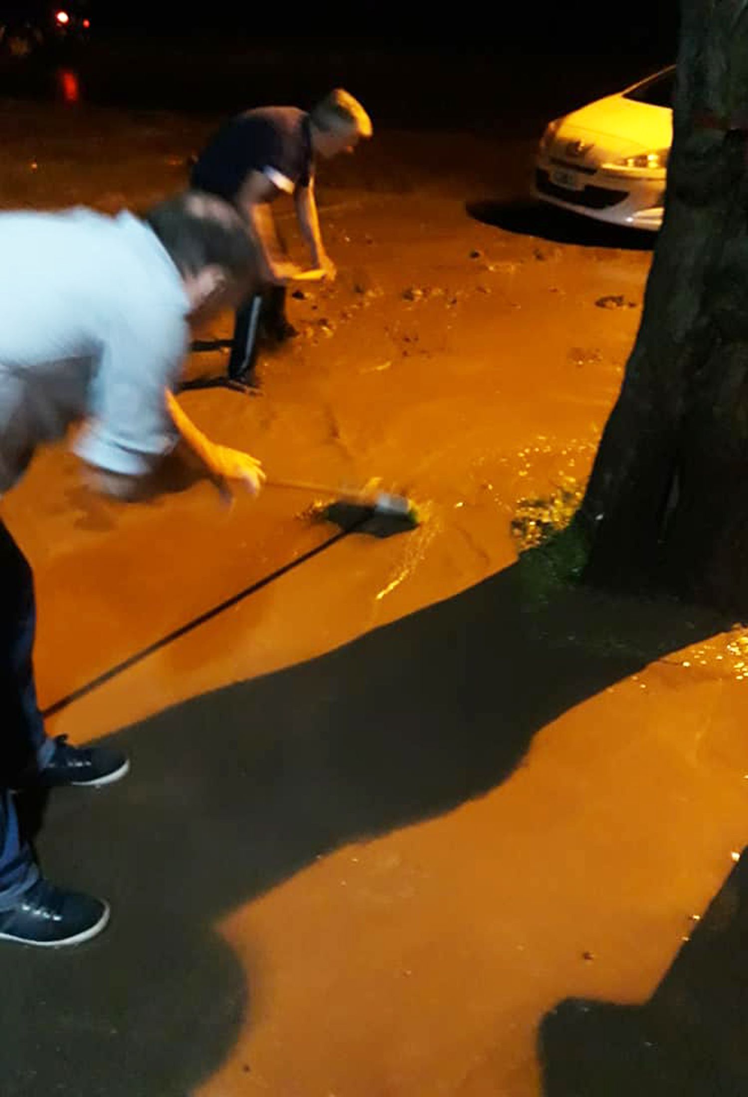 Se inundó el bar de Cerro Leones por el estado de  la calle tras la obra de cloacas y exigen respuestas