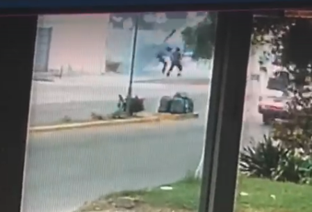 Video: El momento en que una pared se le cae encima a una mujer en Zárate y es rescatada