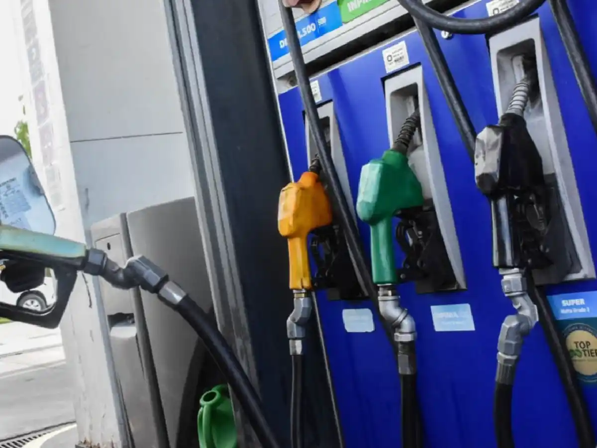 La inflación no cesa: el Gobierno acordó con petroleras subas de 4% por mes hasta julio