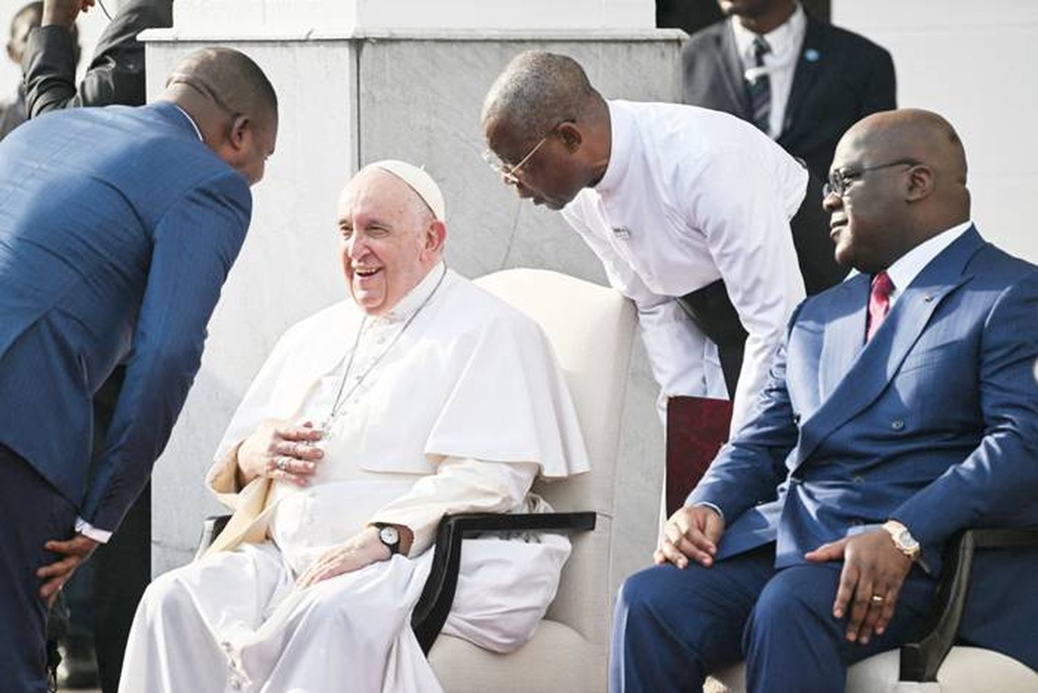 En su llegada al Congo, el papa Francisco denunció el  �Scolonialismo económico⬝