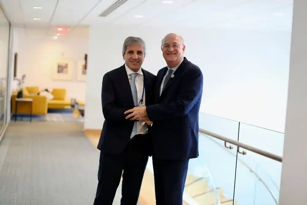 El ministro de Economía Luis Caputo celebró el apoyo del Banco Interamericano de Desarrollo (BID).