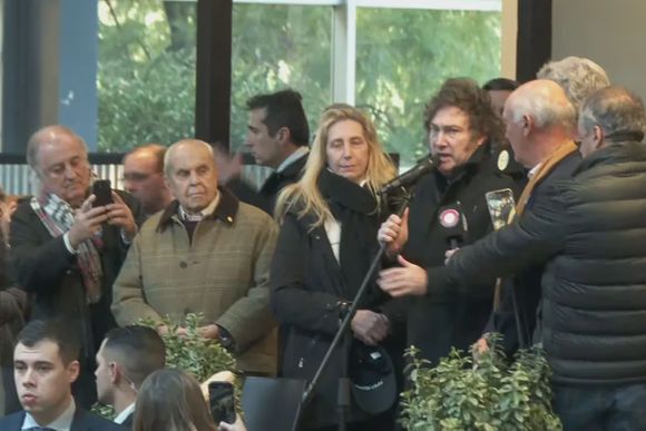 Milei en La Rural, prometió “eliminar el impuesto PAIS” y "después las retenciones”