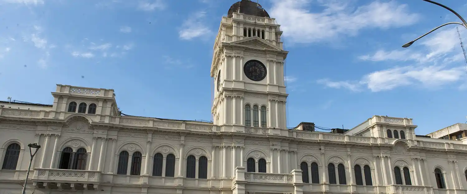 Selección: miles de hinchas esperan en el Obelisco y en AFA la partida de la caravana