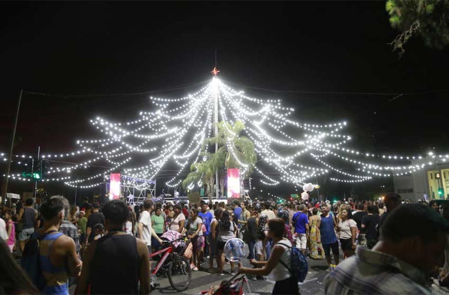 Por la víspera de Navidad, se encendió el tradicional arbolito en Oroño y Pellegrini