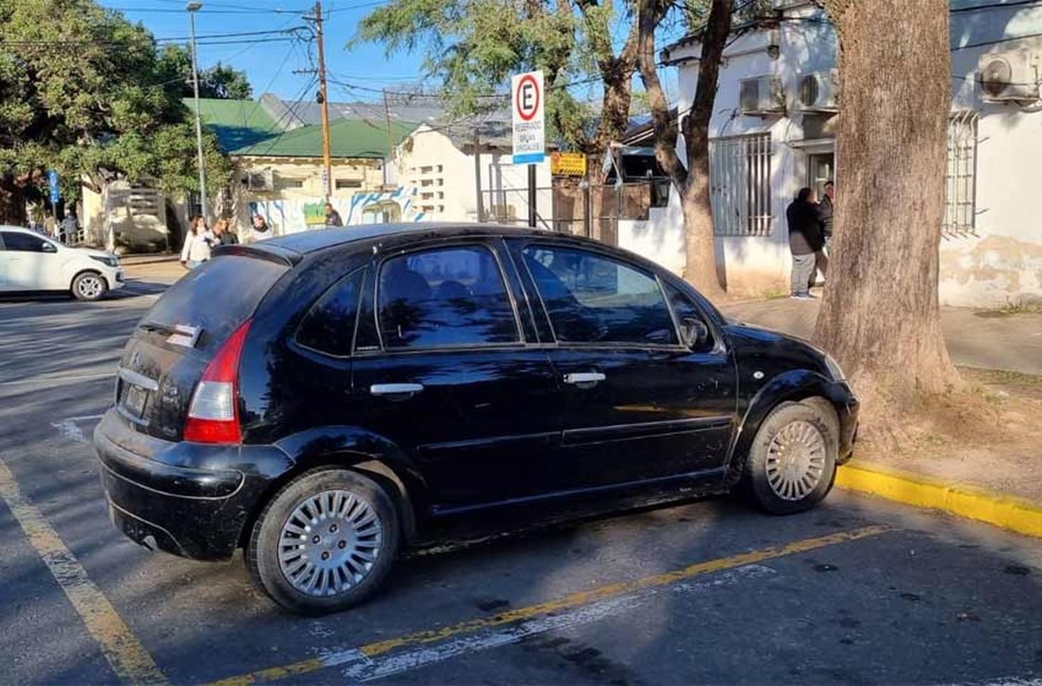 Una mujer embarazada dio a luz arriba de un auto y fue asistida por empleados municipales