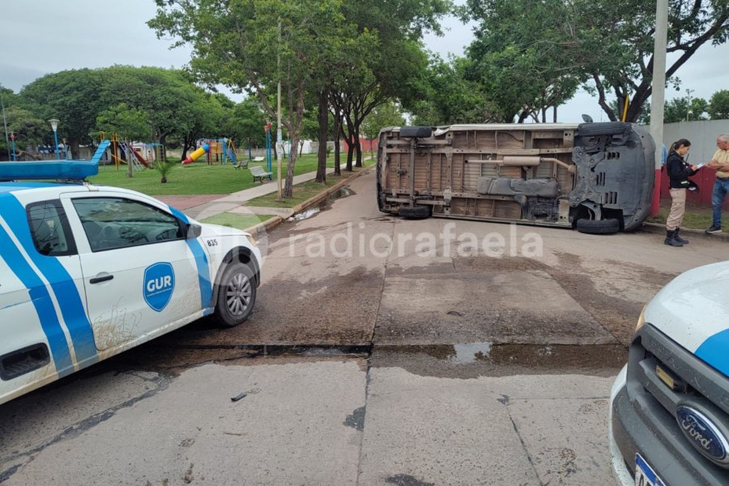 Espectacular vuelco: una camioneta terminó con las ruedas al aire en barrio Fasoli