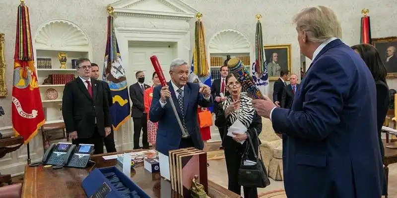Trump y López Obrador se intercambian bates de béisbol de regalo