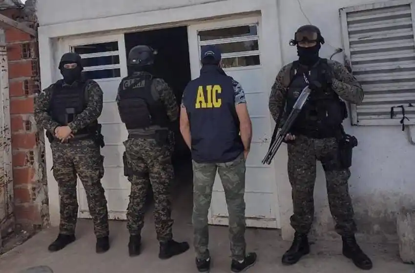 Allanaron viviendas en zona oeste con importante cantidad de estupefacientes y hubo tres detenidos