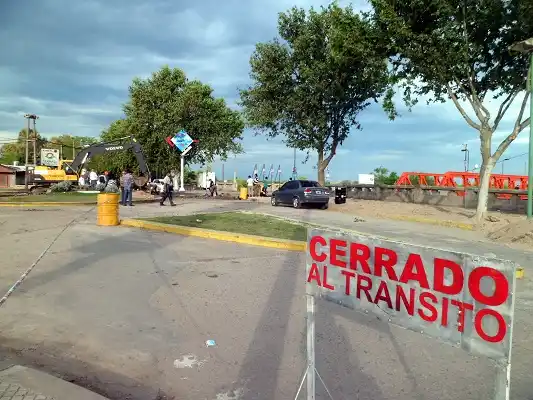 El colector cloacal alcanzó el 60% mientras restauran la Costanera