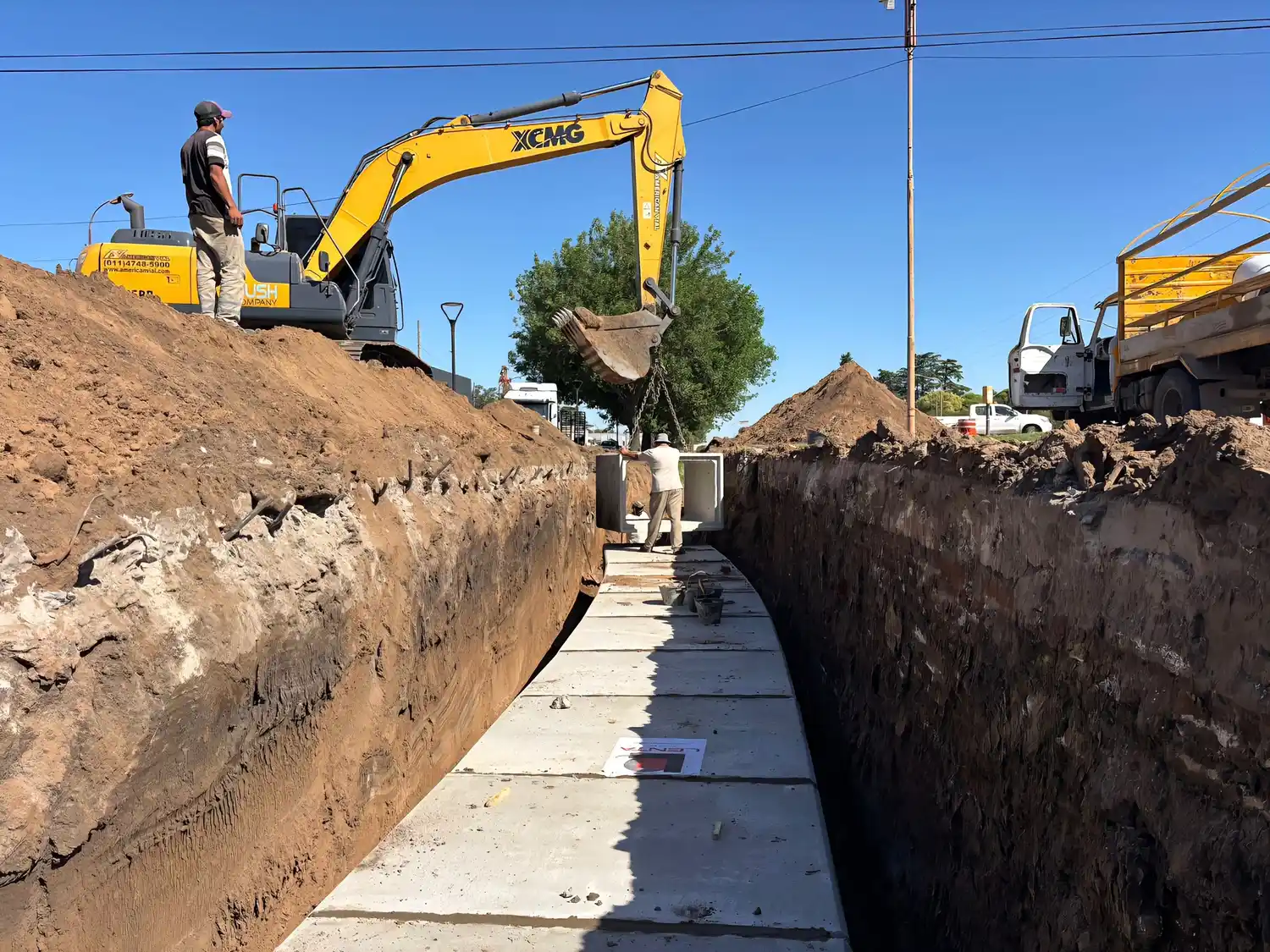 Cuadrillas municipales trabajan en la ejecución de la obra.