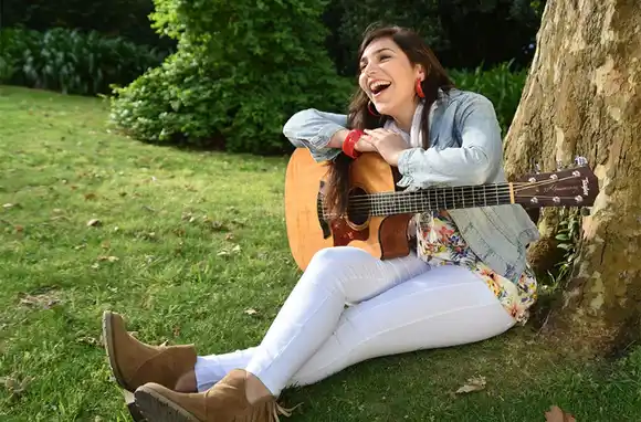 "El amor es como el oro", nuevo sencillo de Clau Maldonado