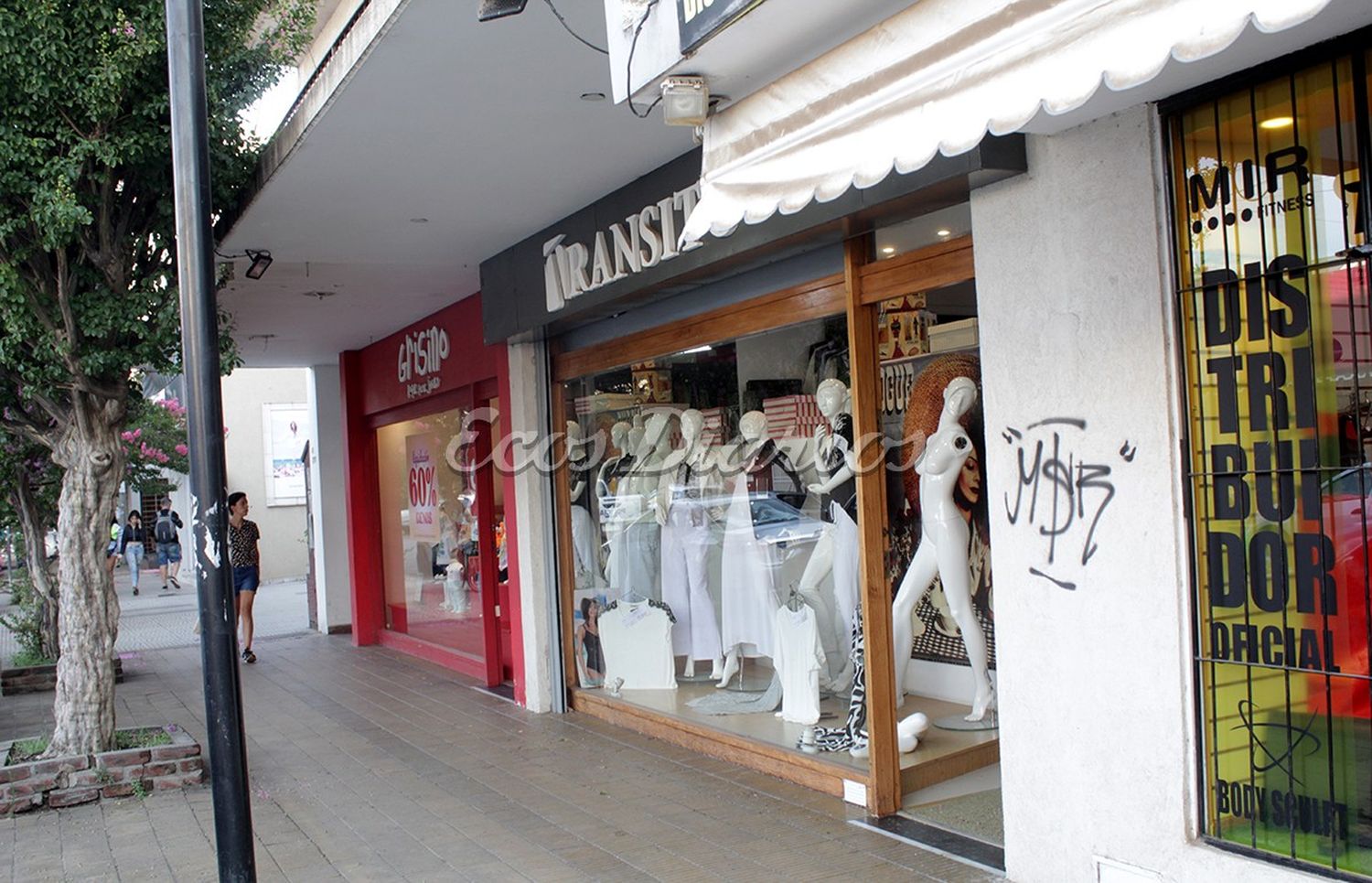 Frente. Del negocio de calle 61, de donde uno de los sujeto quiso llevarse vestidos