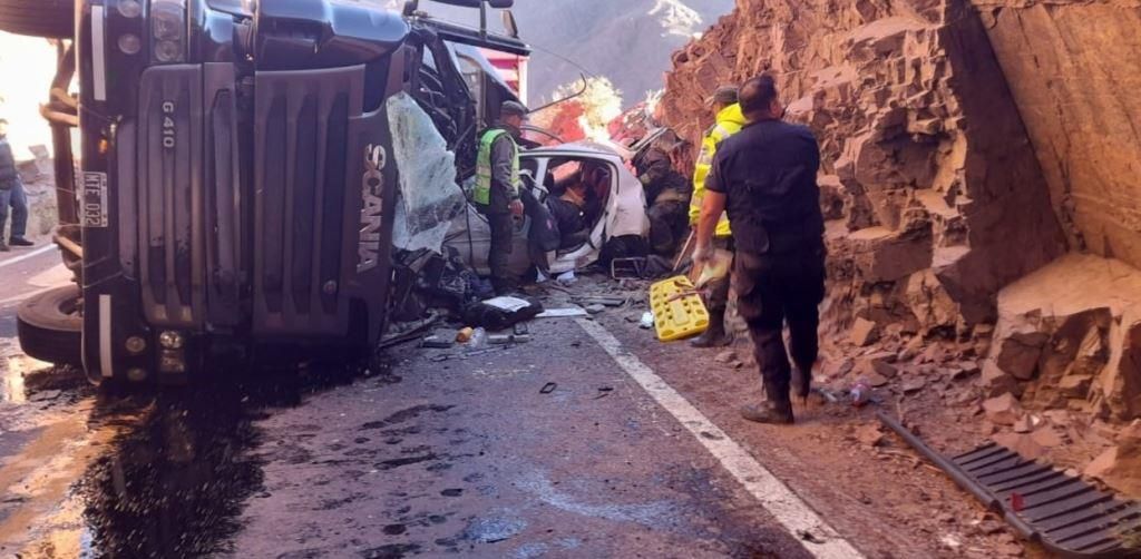 Tragedia en Mendoza: murió un chofer al volcar con su camión en la ruta y aplastar a un auto donde viajaba una familia que quedó atrapada