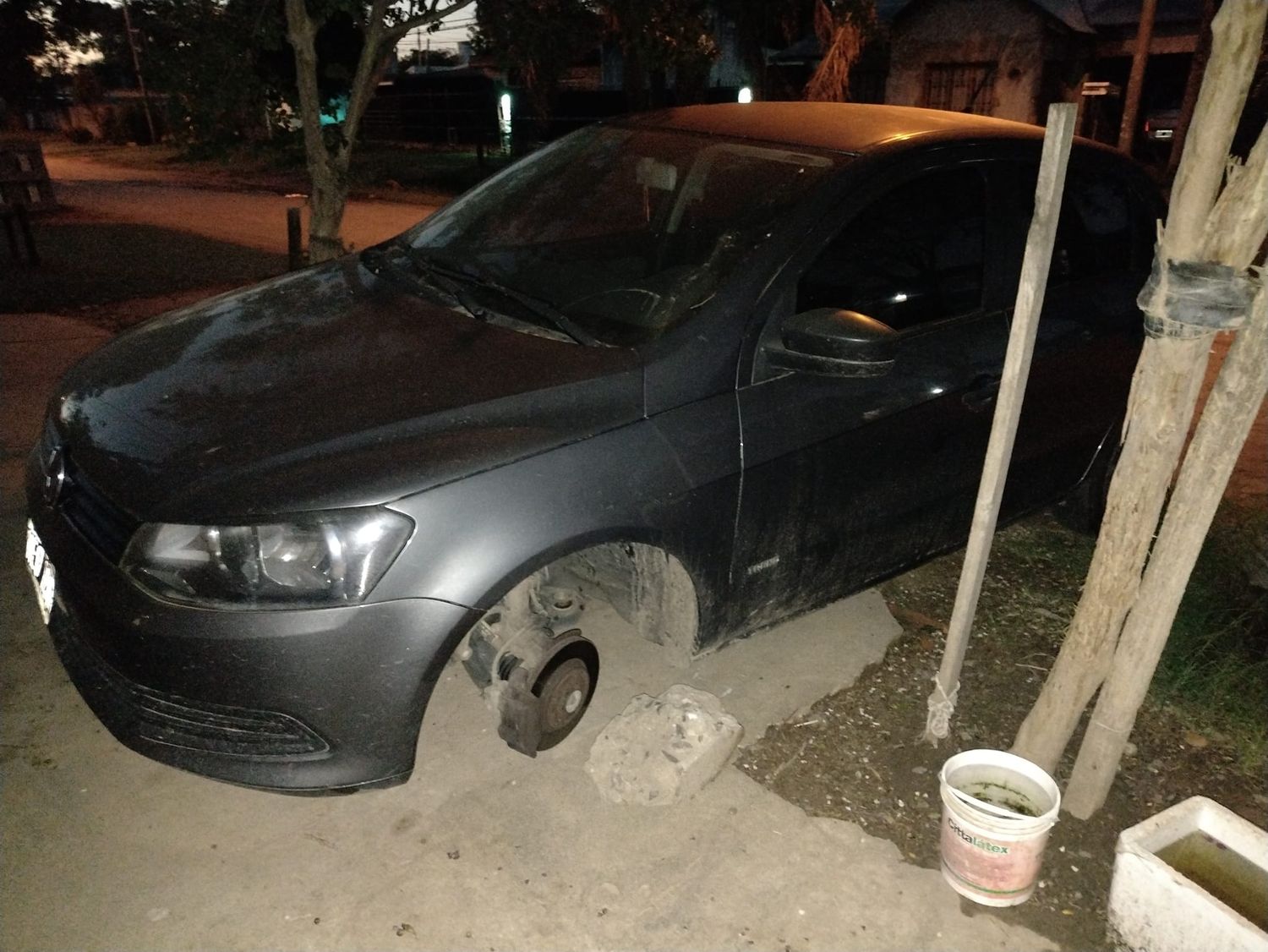 El auto con la cubierta que fue robada este sábado