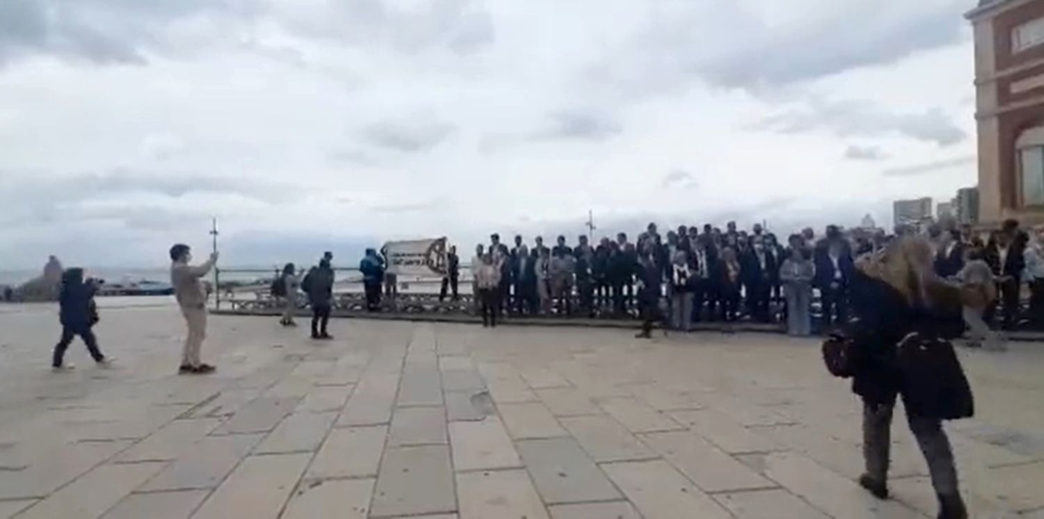 Mar del Plata: Manifestantes contra petroleras irrumpieron en la foto de intendentes durante una cumbre