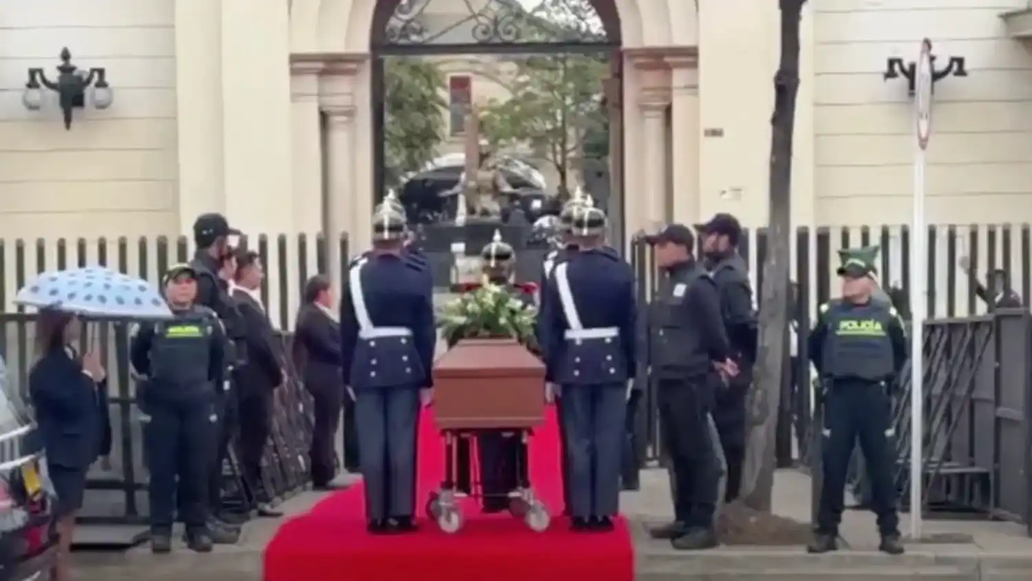 Honores militares acompañan el féretro de Miguel Uribe Turbay a la entrada del Cementerio Central de Bogotá, donde fue sepultado.
