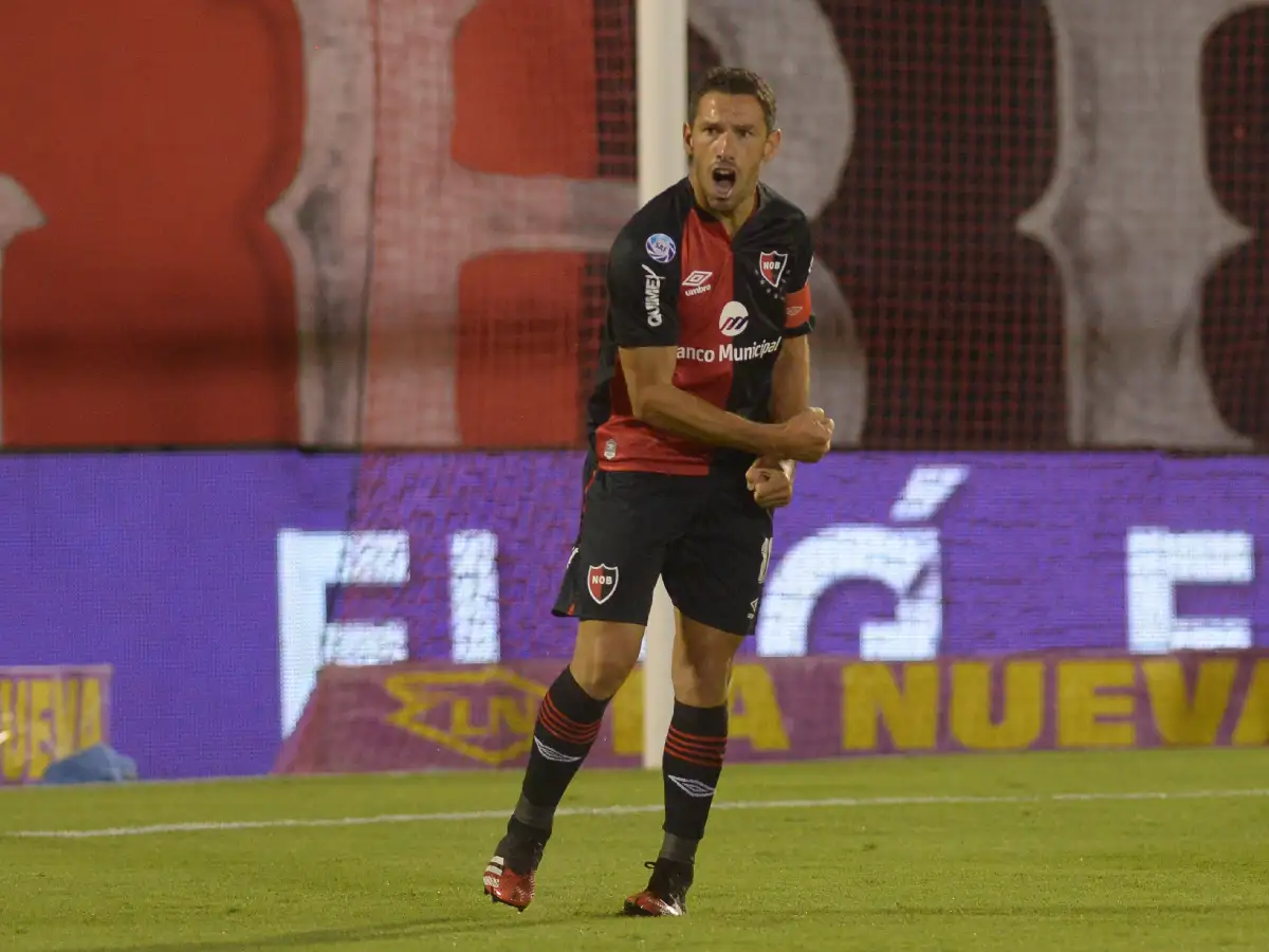 Newell`s goleó a Colón y le dio otro empujón al descenso