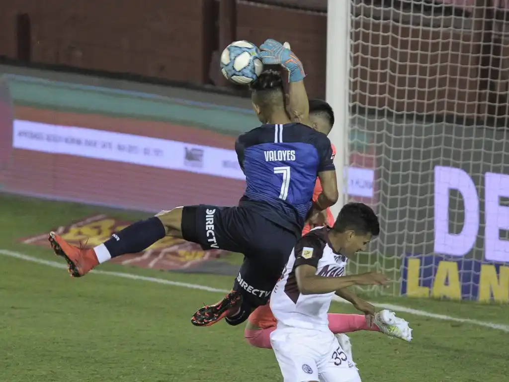 Lanús festejó en el final y dejó abierta la definición