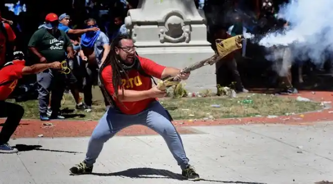 Piden la captura internacional del militante que atacó a la policía