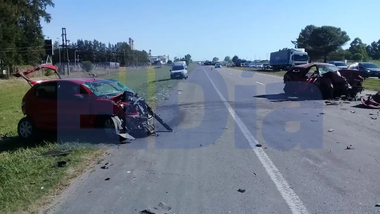 Grave accidente en la entrada de Gualeguaychú: dos autos, un camión y cuatro heridos