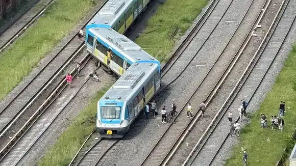 El Gobierno atribuye el descarrilamiento del tren Sarmiento a décadas de desinversión