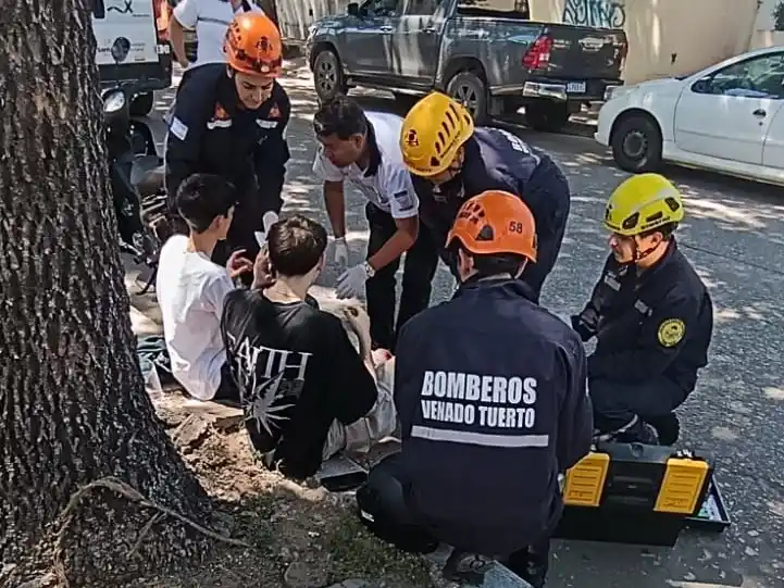 Bomberos atendieron a los dos jóvenes lesionados en Alvear y Lavalle.