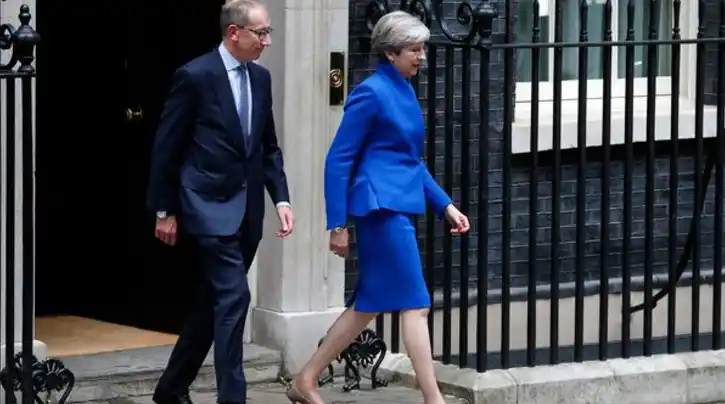 Theresa May no renuncia y se reúne con la reina