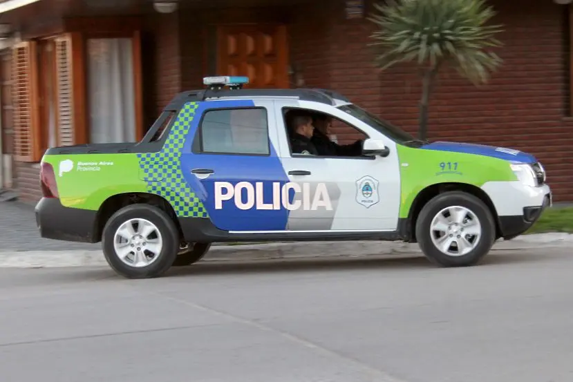 Trató de huir por los techos y se precipitó en una cocina