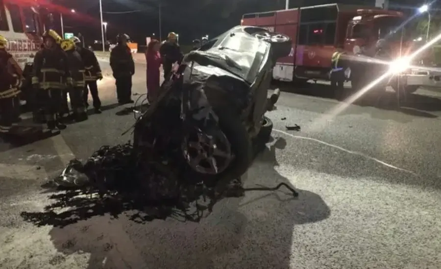 Un automovilista de 23 años volcó en Circunvalación y falleció.