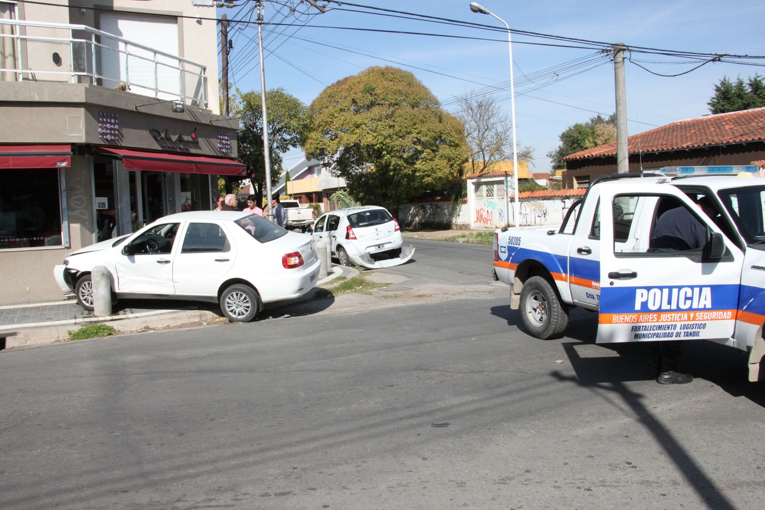 Un automóvil impactó en un comercio tras un choque en 4 de Abril y Maipú