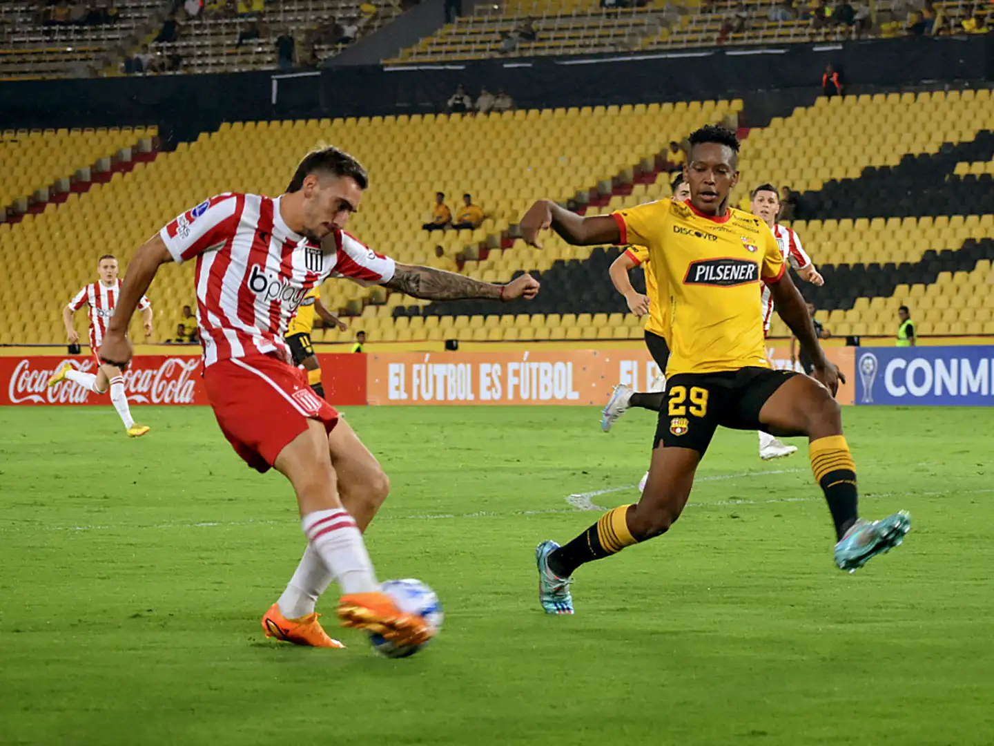 Méndez y Quiñonez, en el partido de ida.