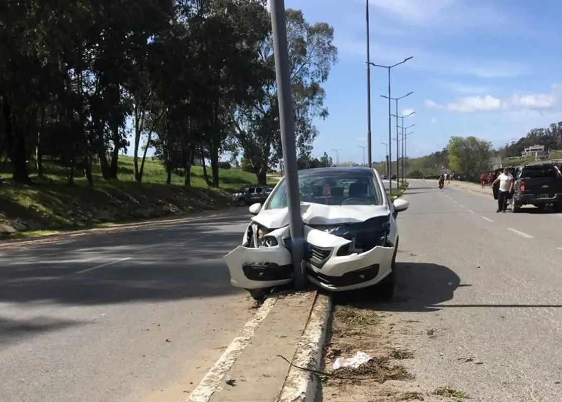 Hospitalizaron a la ocupante de un auto que chocó contra un poste de alumbrado 