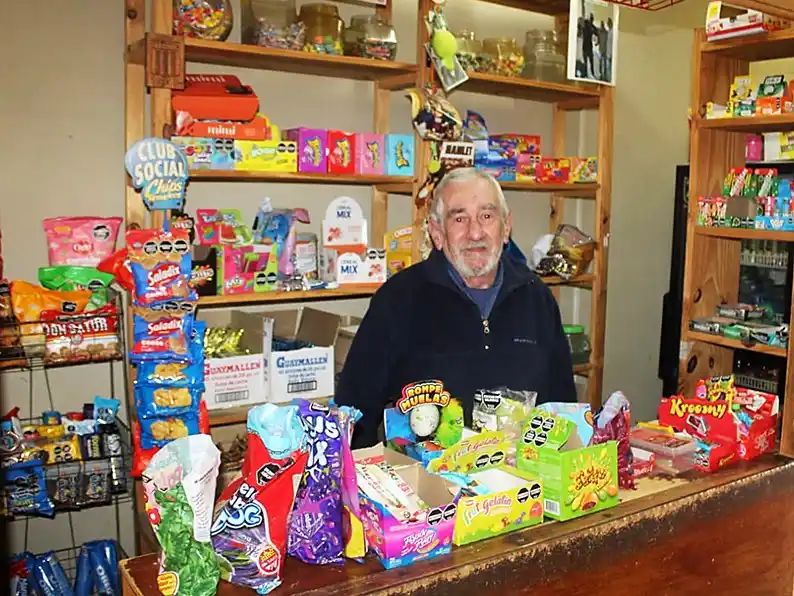 "No son clientes, son amigos": Jorge Ántola, el corazón del kiosco de la Escuela Normal