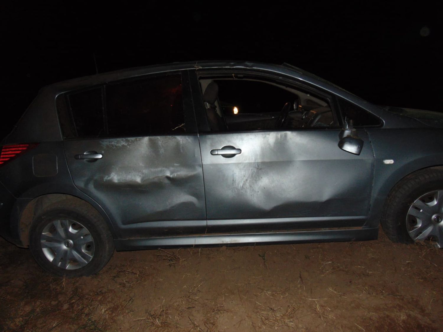 El auto siniestrado en cercanías de San Marcos. Foto: Bomberos Voluntarios de Venado Tuerto.