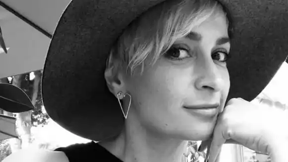 Ella es Halyna Hutchins la directora de fotografía que el actor Alec Baldwin mató accidentalmente