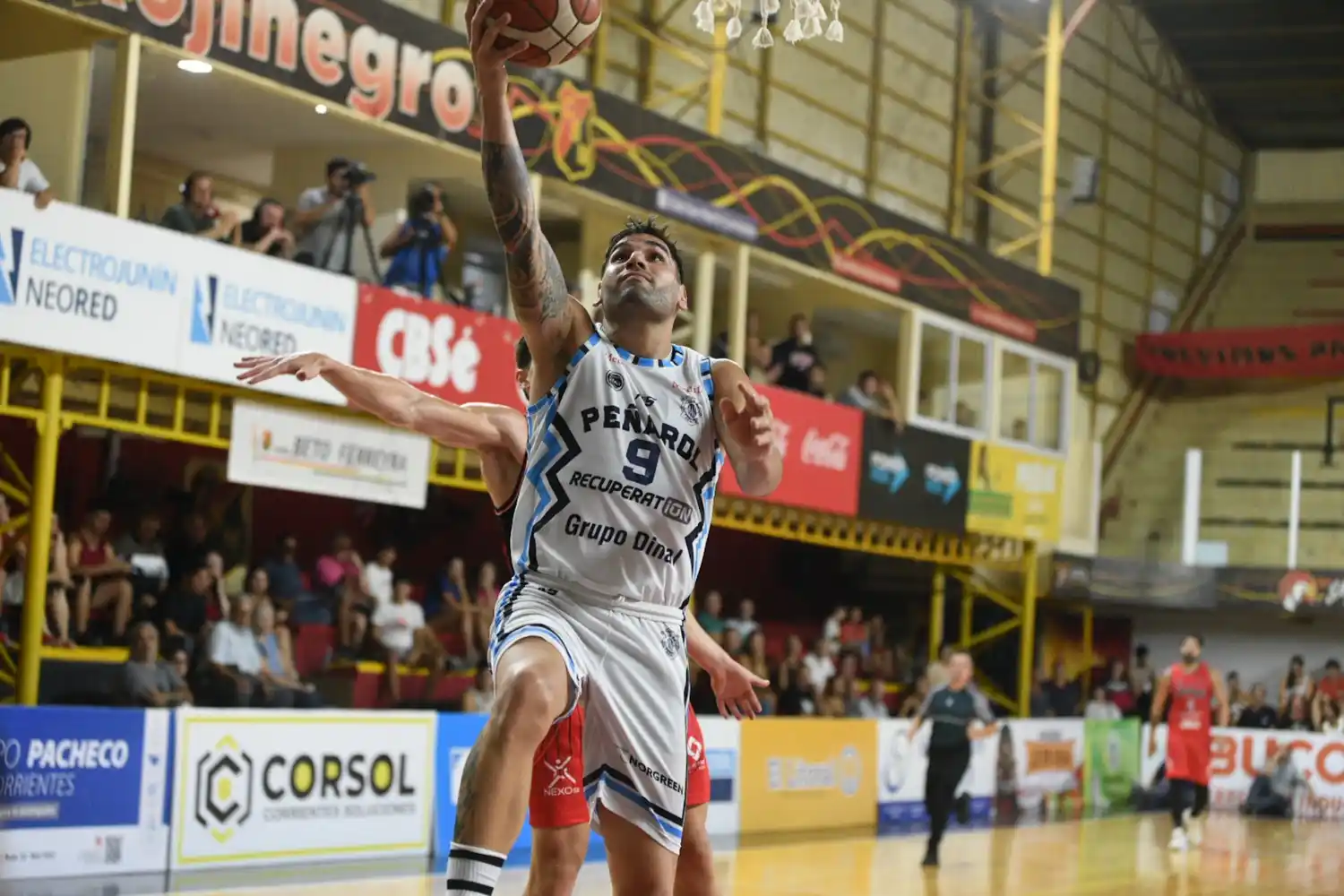 Luciano Gonzalez en el suelo ante San Martin (Foto: Prensa San Martin)