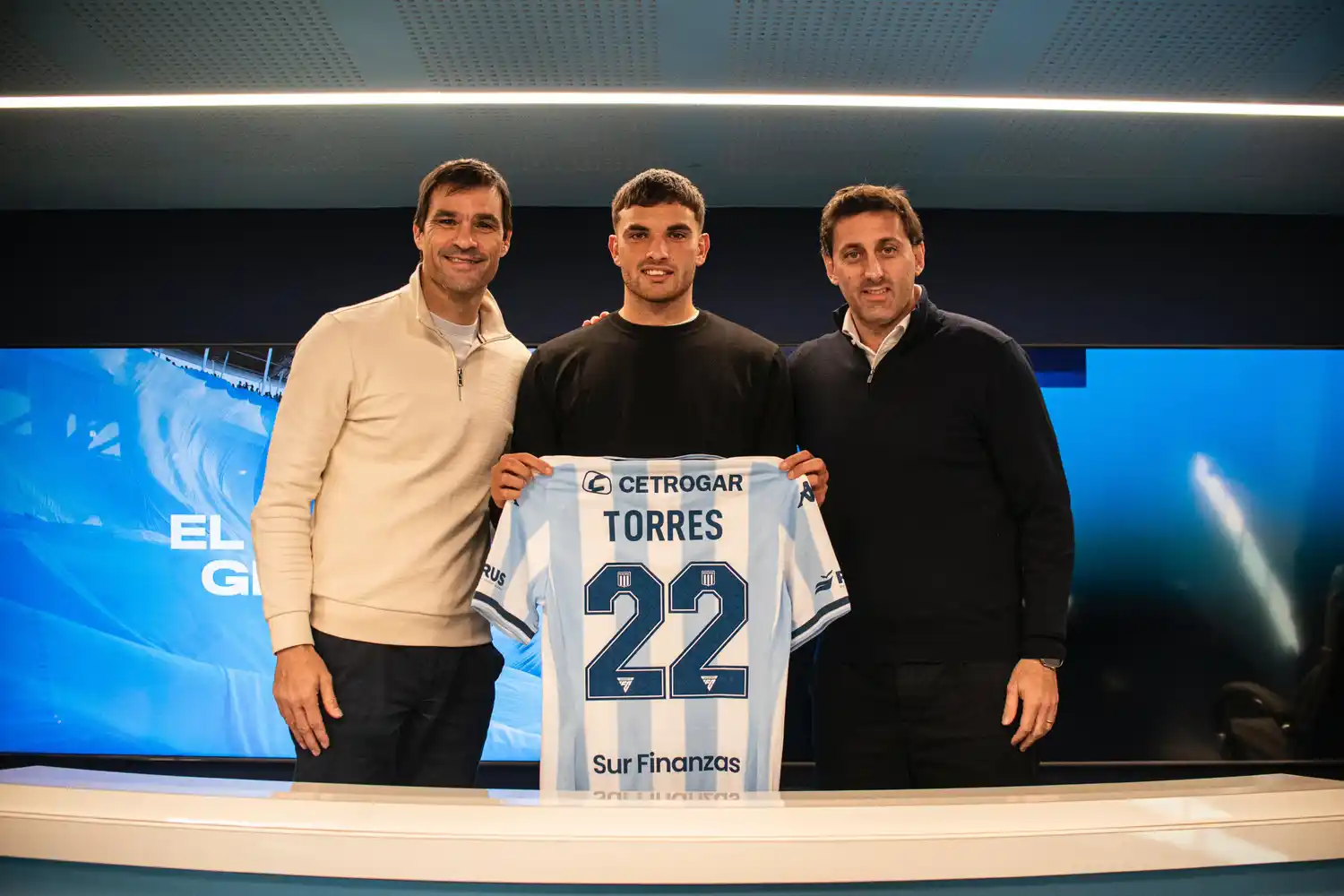 Elías Torres junto a Sebastián Saja y Diego Milito.