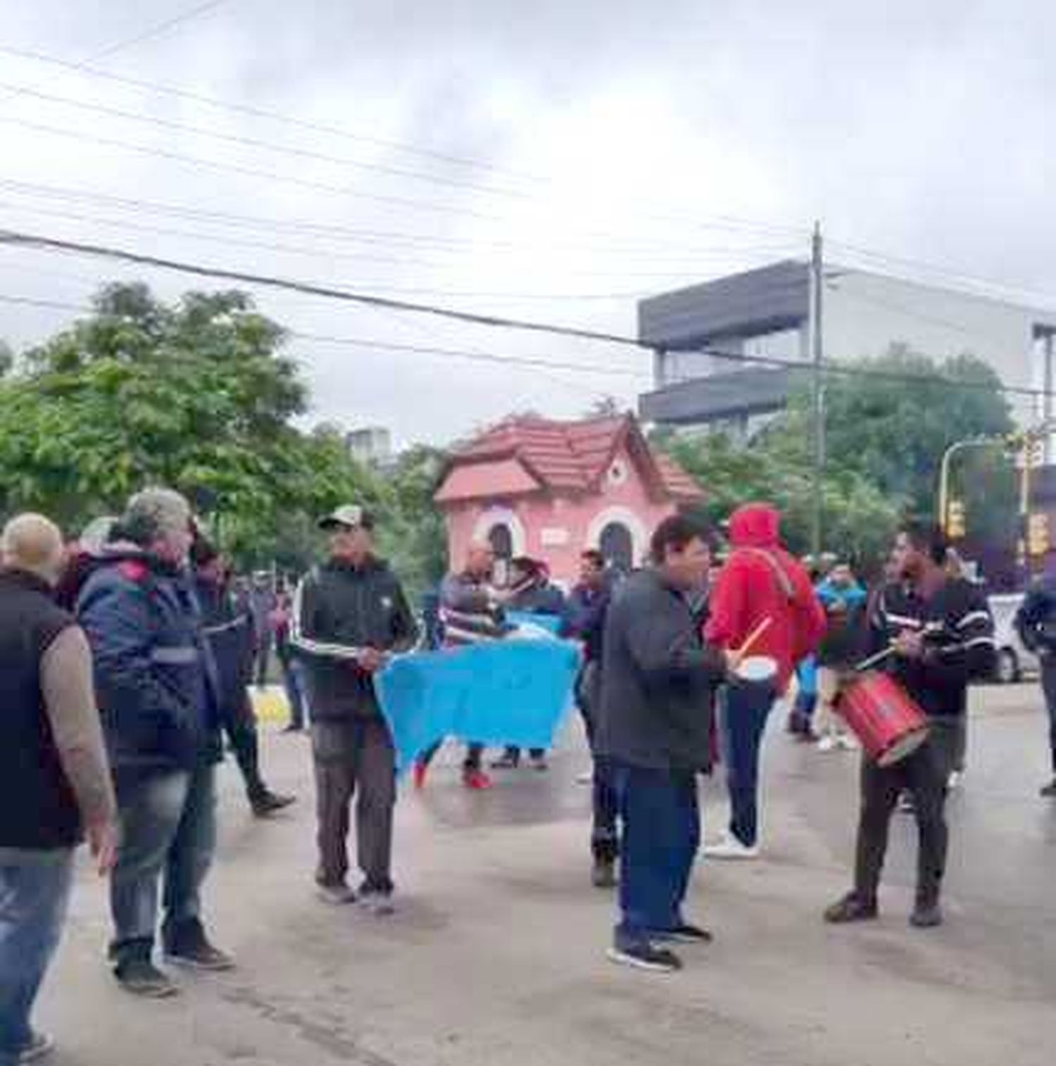 Choferes de Crucero del Sur marcharon
hacia la Intendencia y el Concejo