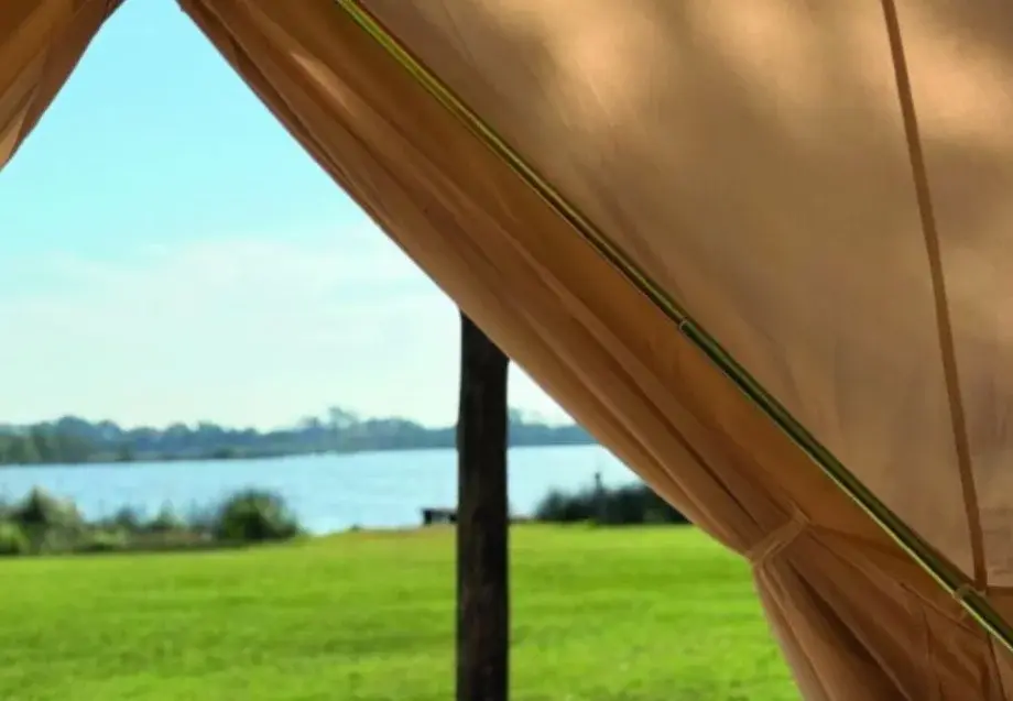 Puesto Viejo, en Cañuelas, y Refugio Natural Glamping, en Lobos, dos propuestas con características diferentes.