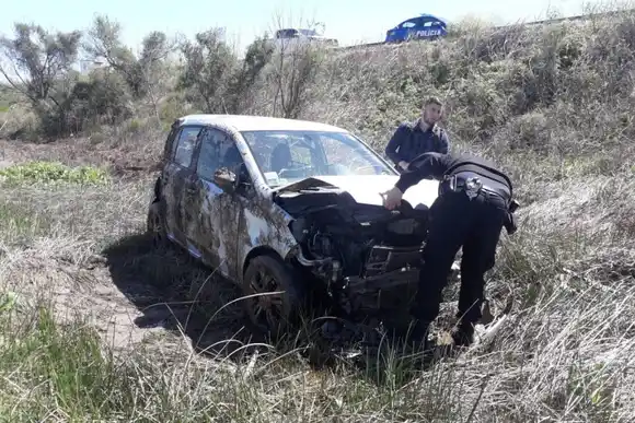 Despiste y vuelco de un Volkswagen Up por la ruta 80S