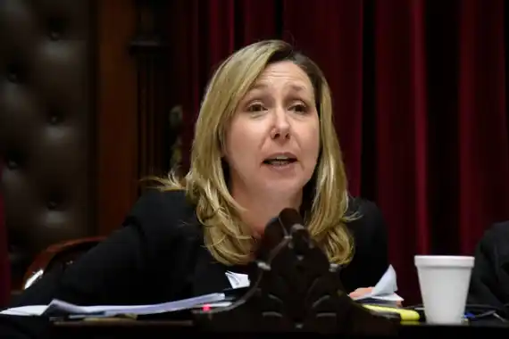 Bregman dijo que Milei "está desconectado de la realidad" y que "hay olor a 2001"