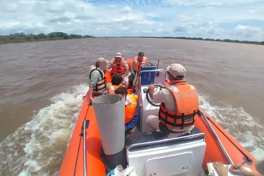 Prefectura Naval rescató a cinco personas que volcaron su embarcación en un río de Entre Ríos