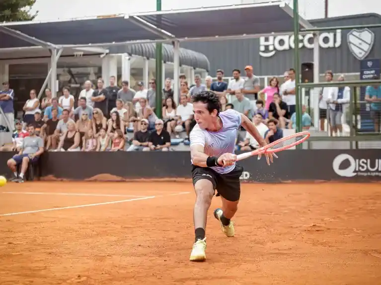 La suspensión de Arcuschin, una de las promesas del tenis argentino, se dio tras una prueba antidoping fallida durante el M15 de Lima, en diciembre de 2025 . Foto: AAT