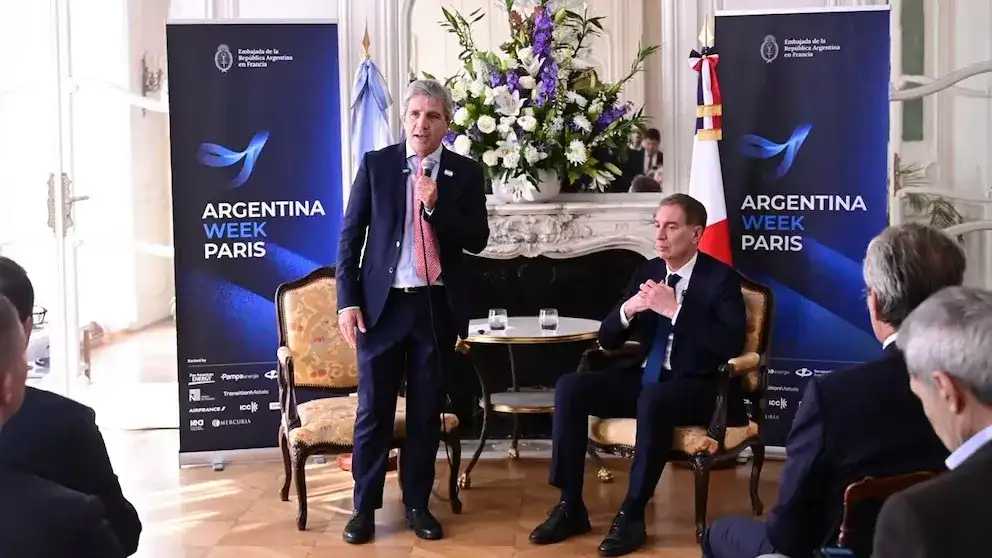 Luis Caputo desde París: “No estamos en recesión, estamos creciendo menos que antes”