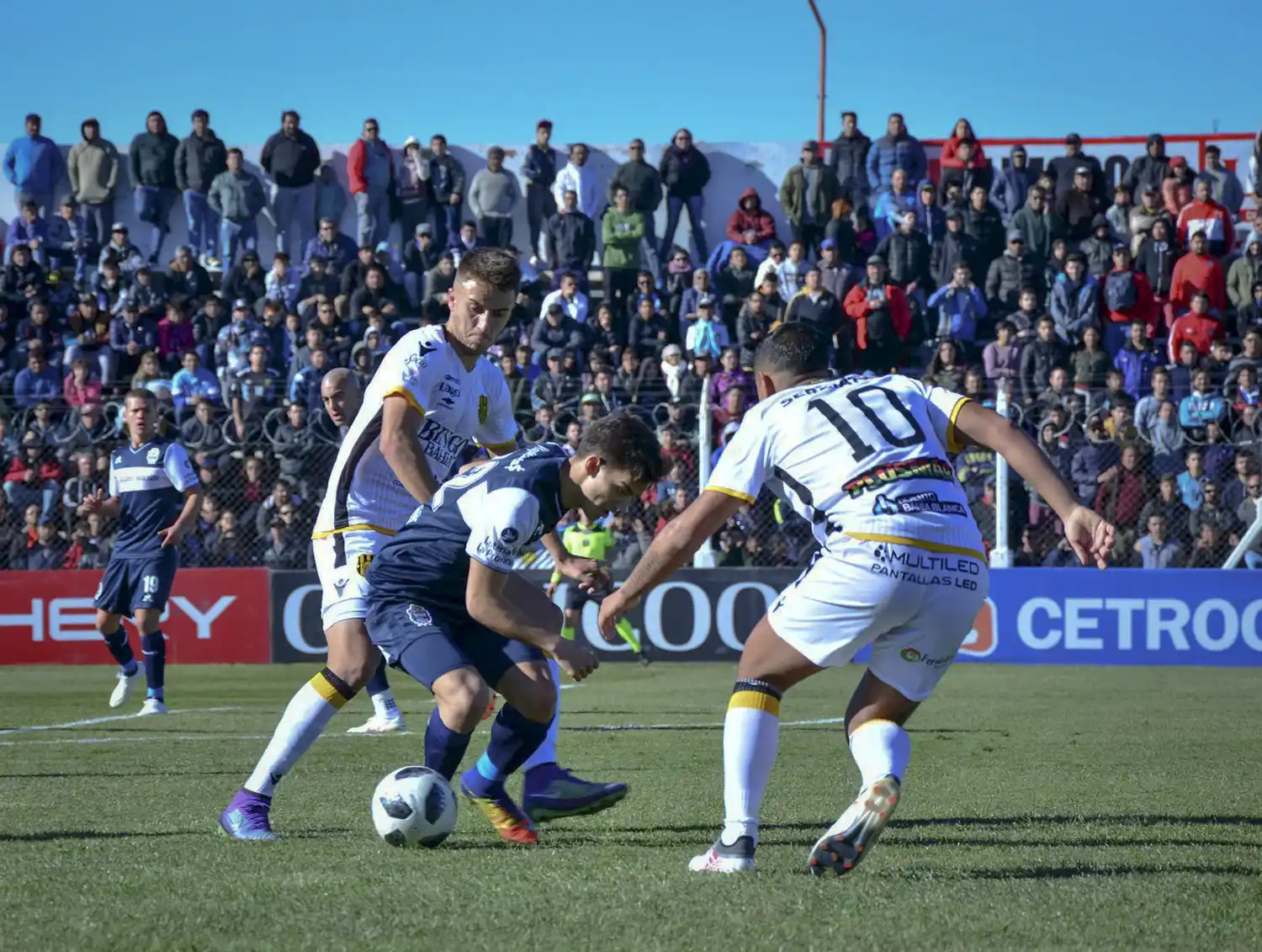 Gimnasia cumplió la lógica y ya está en octavos de final