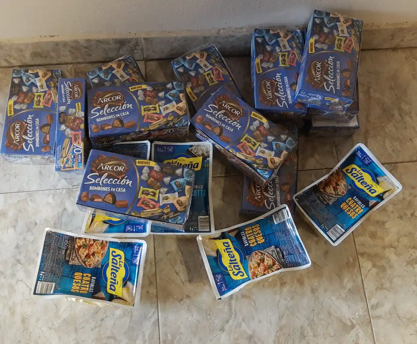 Decomisan alimentos vencidos en un supermercado local