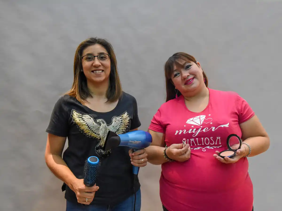 Ofrecen peinar y maquillar gratis para que egresadas vayan a sus fiestas  