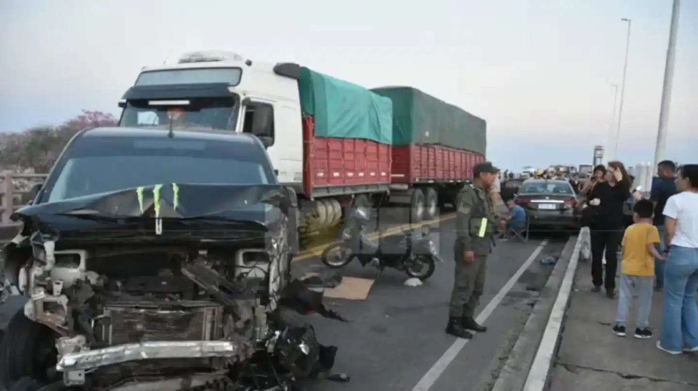 El despiste del camión generó  la colisión de 15 vehículos.