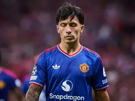 Otro exjugador histórico de la Premier League se sumó a las críticas contra Lisandro Martínez