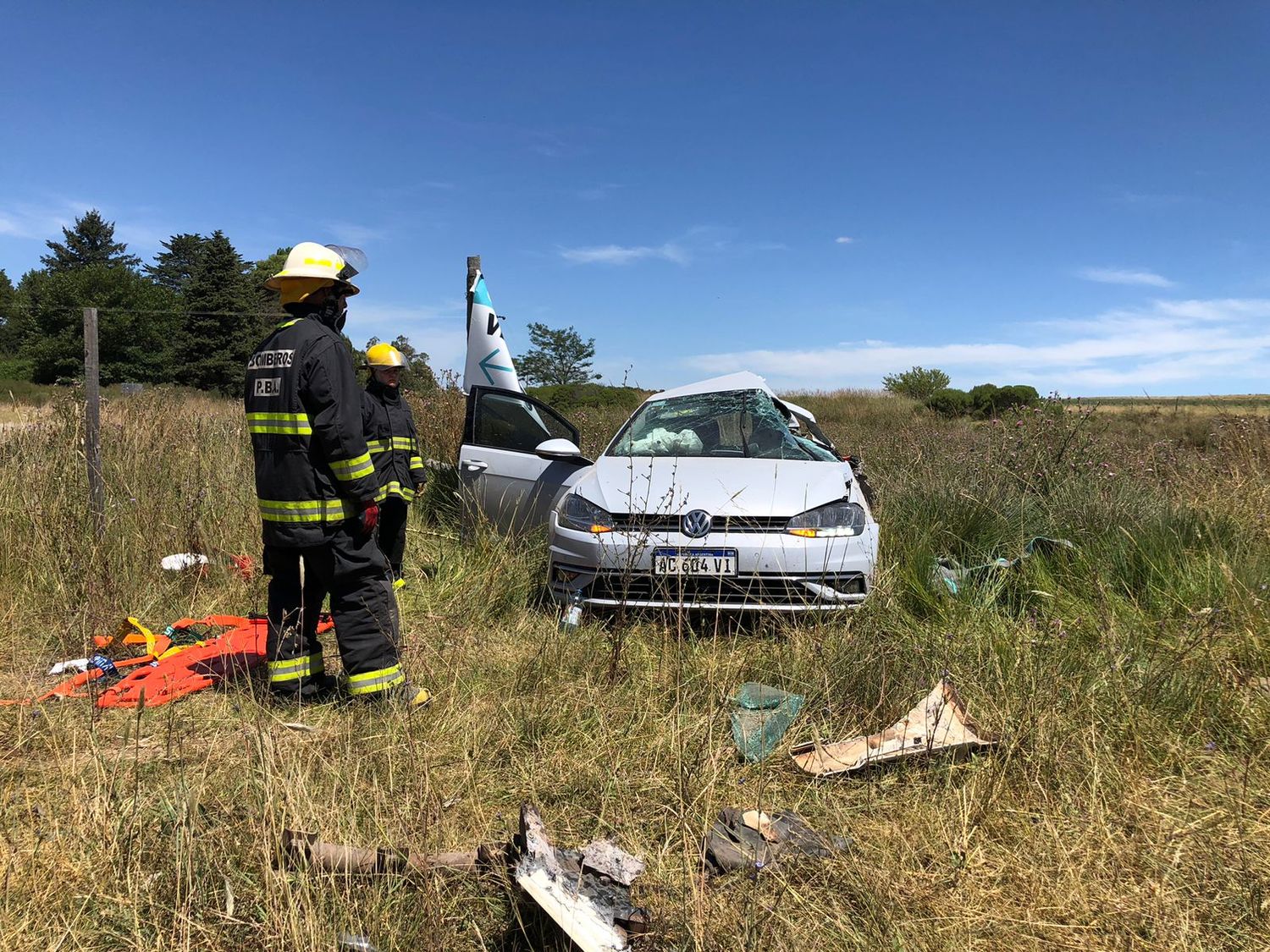 Dos de los tres ocupantes del Volkswagen Golf perdieron la vida tras el accidente.